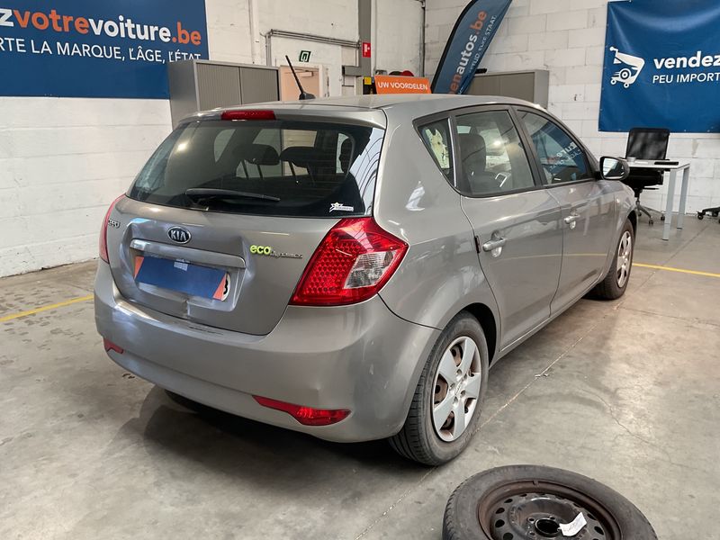 Kia cee'd 1.6 CRDi Spirit 2010 – снимка 2