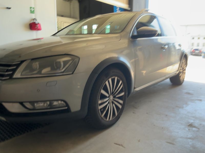 Volkswagen Passat 2.0 TDI 4Motion BlueMotion Tech 2012 – снимка 2