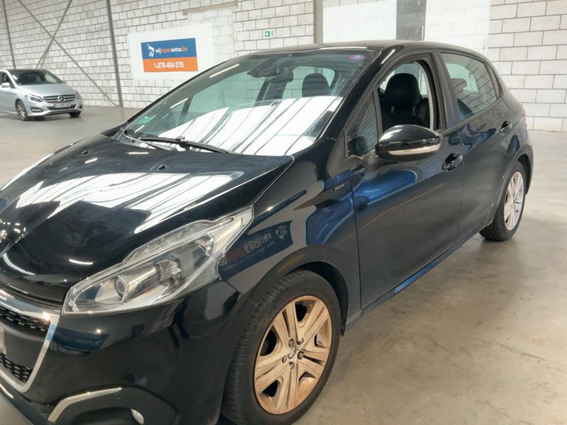 Peugeot 208 1.2 PureTech Signature 2018 – снимка 2