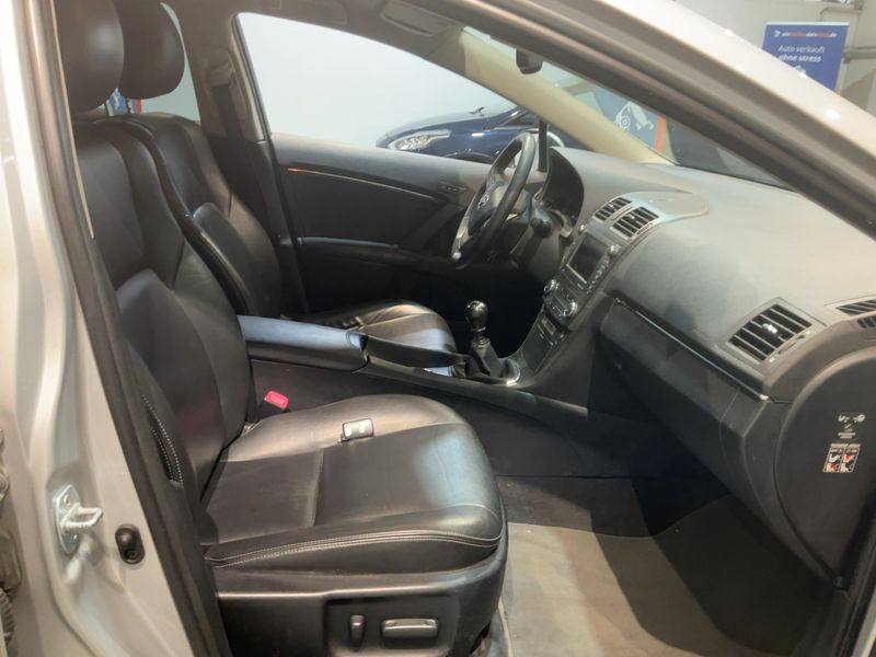 Toyota Avensis 1.8 Executive 2009 – снимка 16