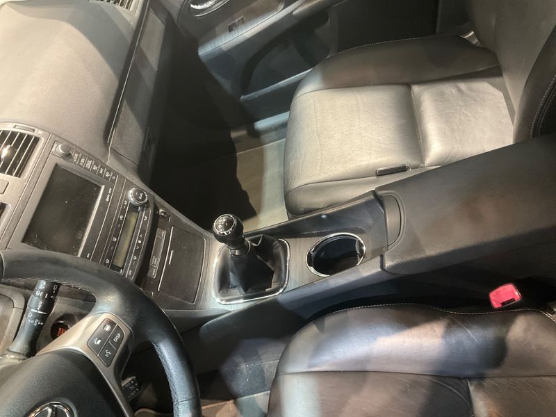 Toyota Avensis 1.8 Executive 2009 – снимка 32