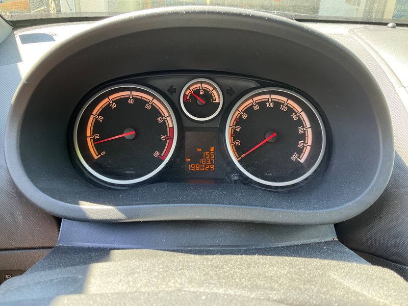Opel Corsa 1.4 Satellite 2011 – снимка 4