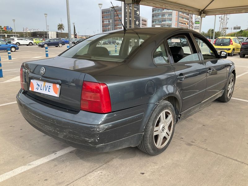 Volkswagen Passat 2.8 V6 Highline 4Motion 2000 – снимка 2