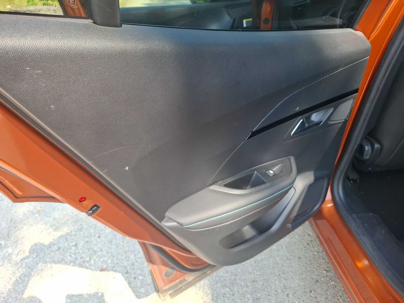 Peugeot 2008 1.2 PureTech Allure 2021 – снимка 30