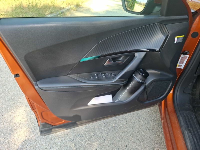 Peugeot 2008 1.2 PureTech Allure 2021 – снимка 25
