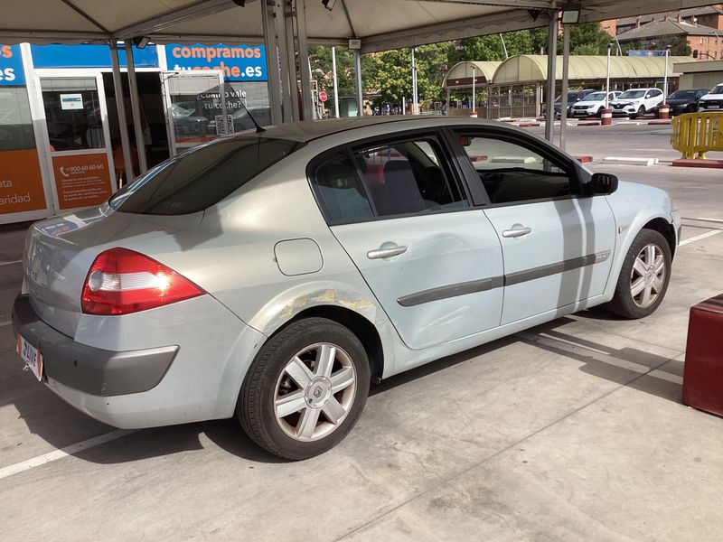 Renault Megane 1.6 Dynamique Luxe 2004 – снимка 2