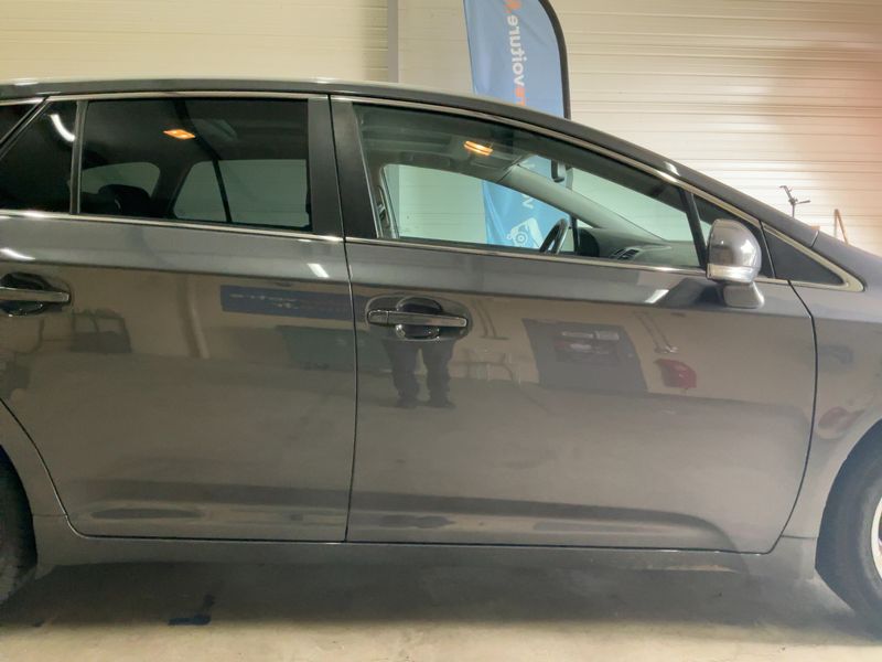 Toyota Avensis 2.0 D-4D Executive 2011 – снимка 10