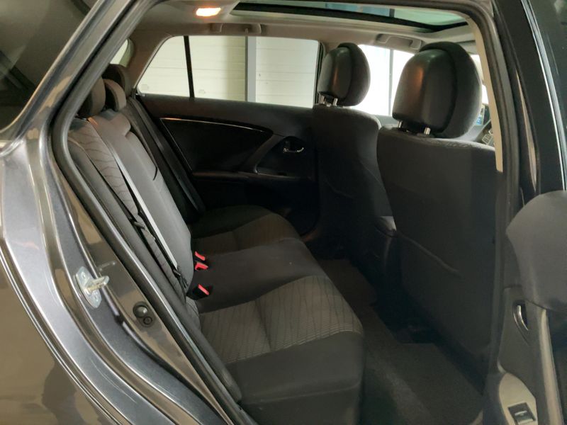 Toyota Avensis 2.0 D-4D Executive 2011 – снимка 19