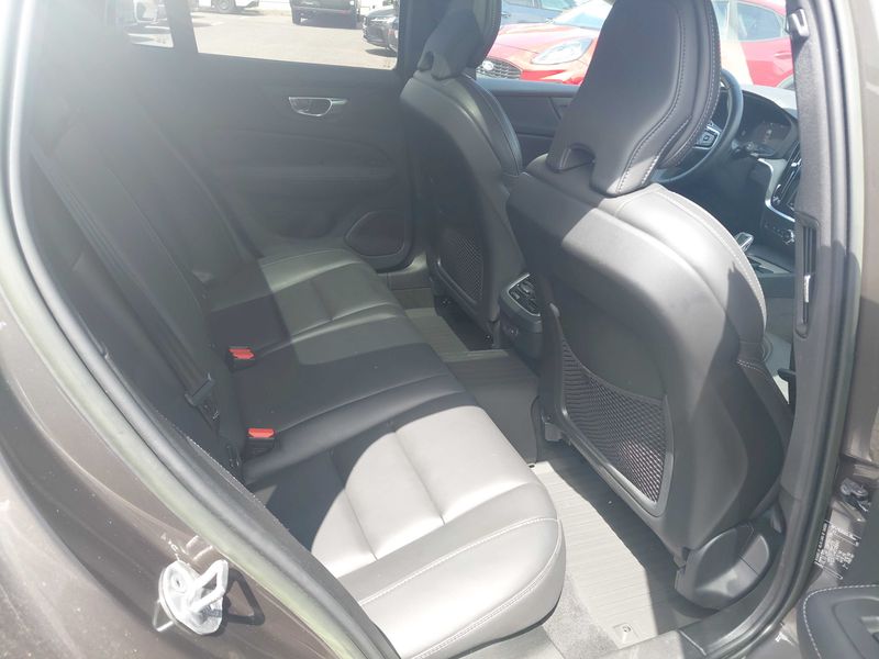 Volvo V60 Cross Country 2.0 B4 Mild-Hybrid Ultimate AWD 2022 – снимка 13