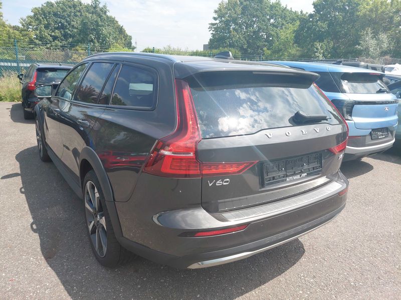 Volvo V60 Cross Country 2.0 B4 Mild-Hybrid Ultimate AWD 2022 – снимка 3