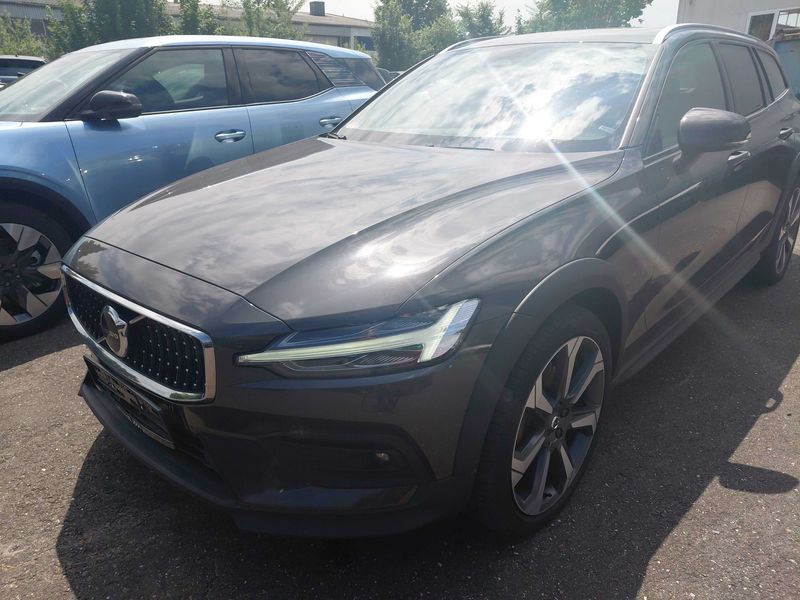 Volvo V60 Cross Country 2.0 B4 Mild-Hybrid Ultimate AWD 2022 – снимка 2