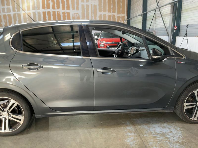 Peugeot 208 1.6 Blue-HDi GT Line 2016 – снимка 10