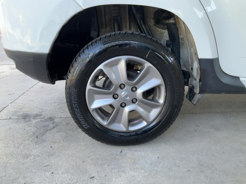 Dacia Duster 1.5 dCi Laureate 4x2 2016 – снимка 9