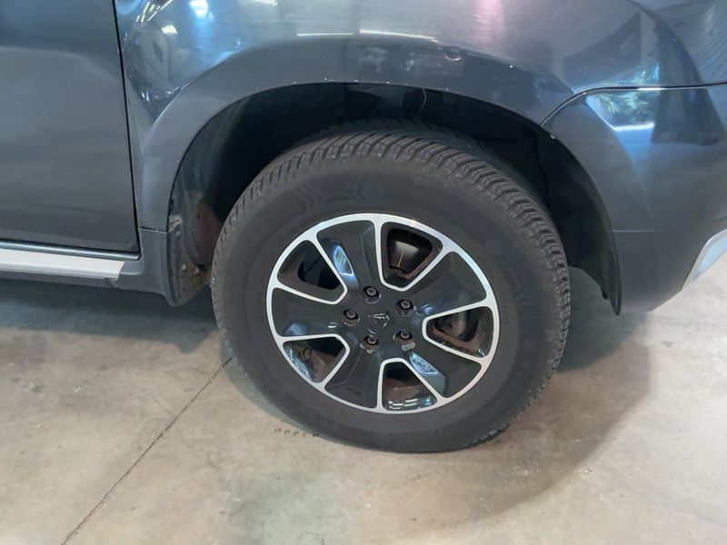 Dacia Duster 1.5 dCi SL Black Touch 4x2 2017 – снимка 11
