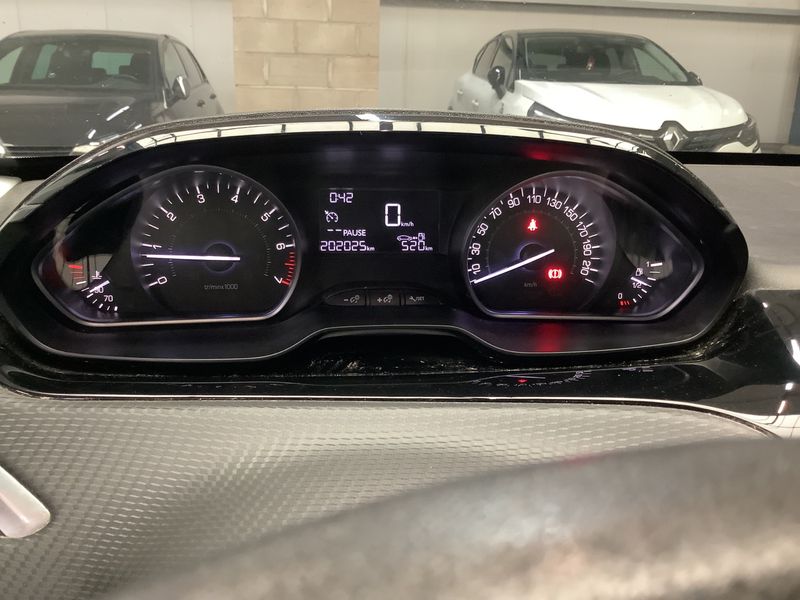 Peugeot 2008 1.2 VTi Access 2015 – снимка 18
