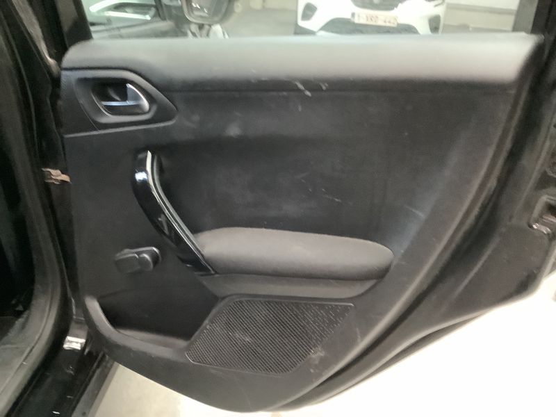 Peugeot 2008 1.2 VTi Access 2015 – снимка 31