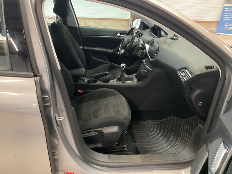 Peugeot 308 1.6 Blue-HDi Business Pack 2015 – снимка 3