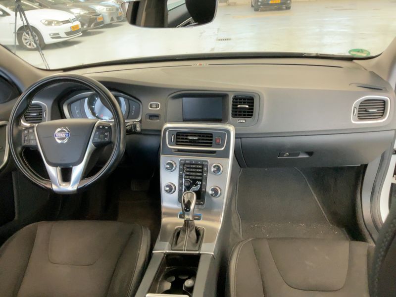 Volvo V60 2.4 D6 Plug-in Hybrid Momentum AWD 2015 – снимка 17