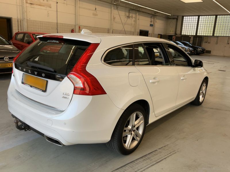 Volvo V60 2.4 D6 Plug-in Hybrid Momentum AWD 2015 – снимка 8