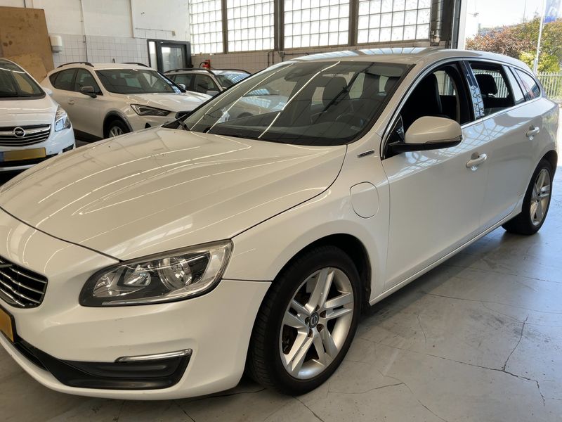 Volvo V60 2.4 D6 Plug-in Hybrid Momentum AWD 2015 – снимка 2