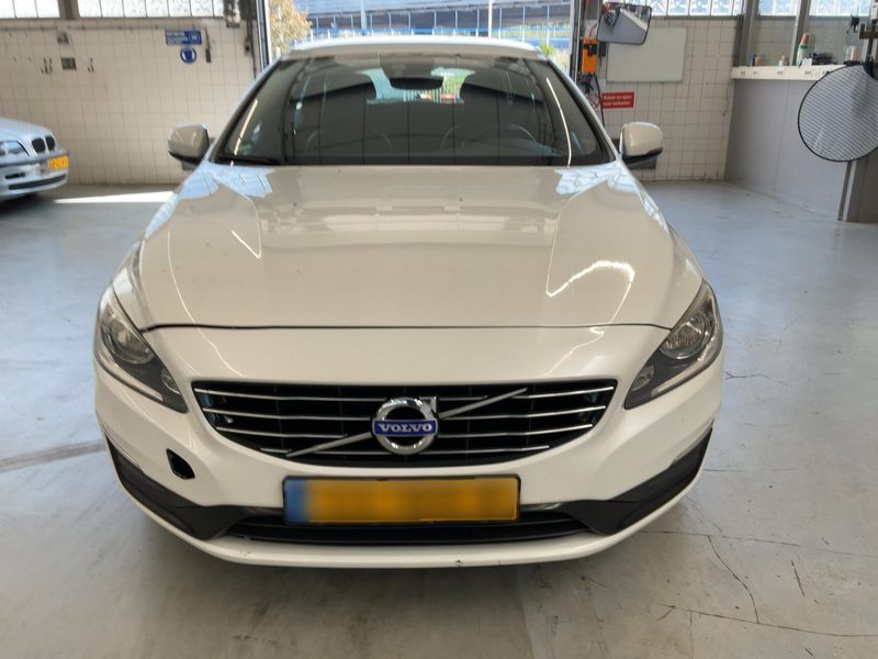 Volvo V60 2.4 D6 Plug-in Hybrid Momentum AWD 2015 – снимка 14