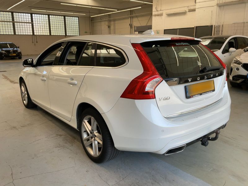 Volvo V60 2.4 D6 Plug-in Hybrid Momentum AWD 2015 – снимка 6
