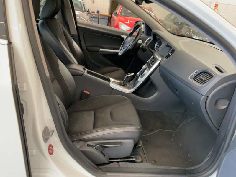 Volvo V60 2.4 D6 Plug-in Hybrid Momentum AWD 2015 – снимка 16