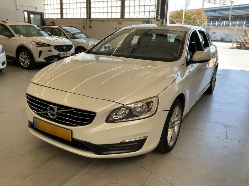 Volvo V60 2.4 D6 Plug-in Hybrid Momentum AWD 2015 – снимка 1