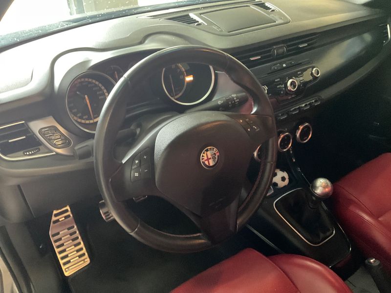 Alfa Romeo Giulietta 1.8 Turbo Quadrifoglio Verde 2011 – снимка 40