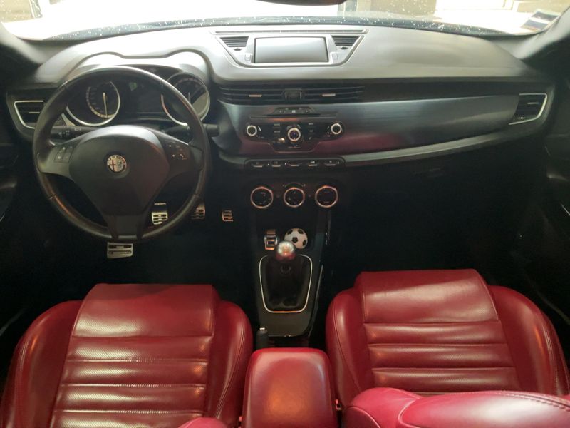Alfa Romeo Giulietta 1.8 Turbo Quadrifoglio Verde 2011 – снимка 17