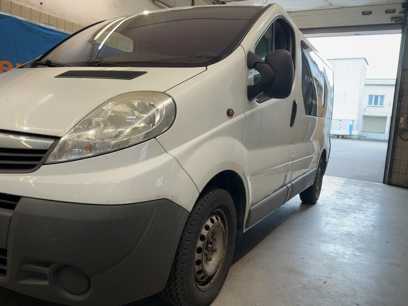 Opel Vivaro 2.0 CDTI Kombi L1H1 2,7t 2013 – снимка 2
