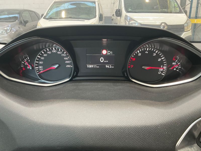 Peugeot 308 1.2 e-THP Allure 2017 – снимка 18