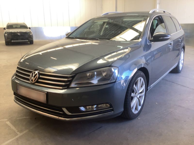 Volkswagen Passat 1.6 TDI Highline BlueMotion Tech 2013 – снимка 1