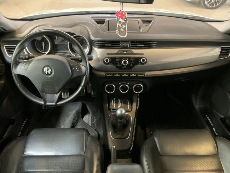 Alfa Romeo Giulietta 2.0 JTDM Turismo 2013 – снимка 17