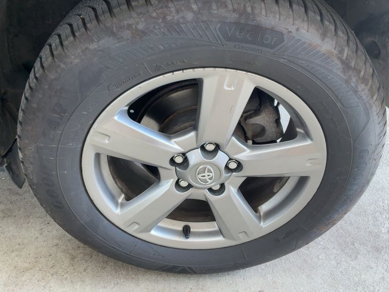 Toyota RAV 4 2.2 D-4D Life 2012 – снимка 17