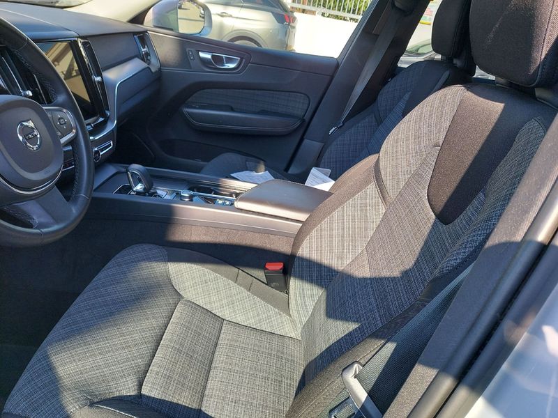 Volvo XC60 2.0 B4 Mild-Hybrid Core AWD 2023 – снимка 10