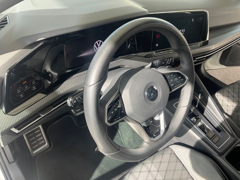 Volkswagen Golf VIII 2.0 TDI R-Line 2022 – снимка 25