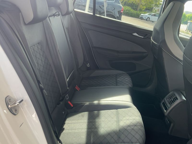Volkswagen Golf VIII 2.0 TDI R-Line 2022 – снимка 19