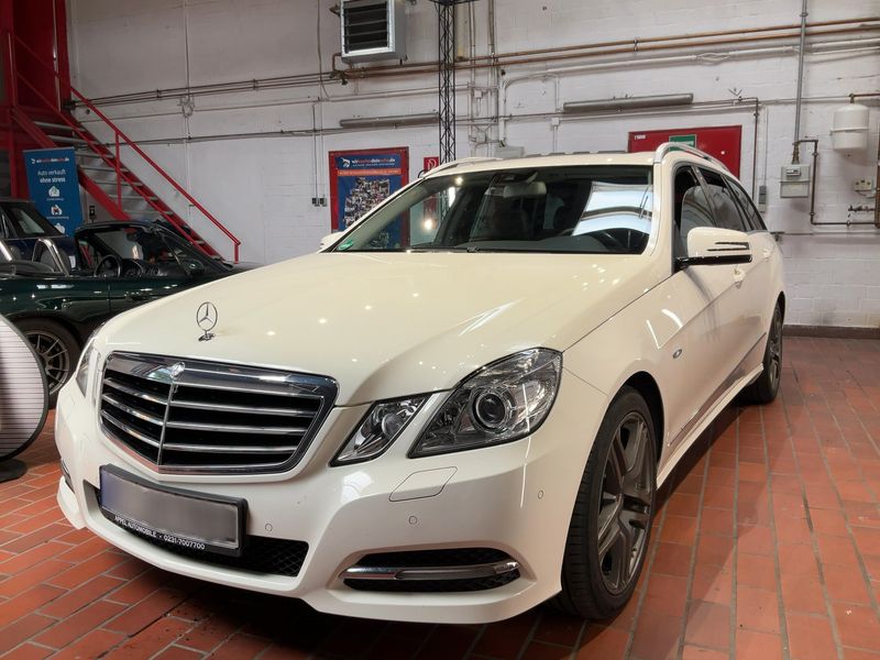 Mercedes-Benz E-Klasse E 220 CDI T BlueEfficiency Avantgarde 2011