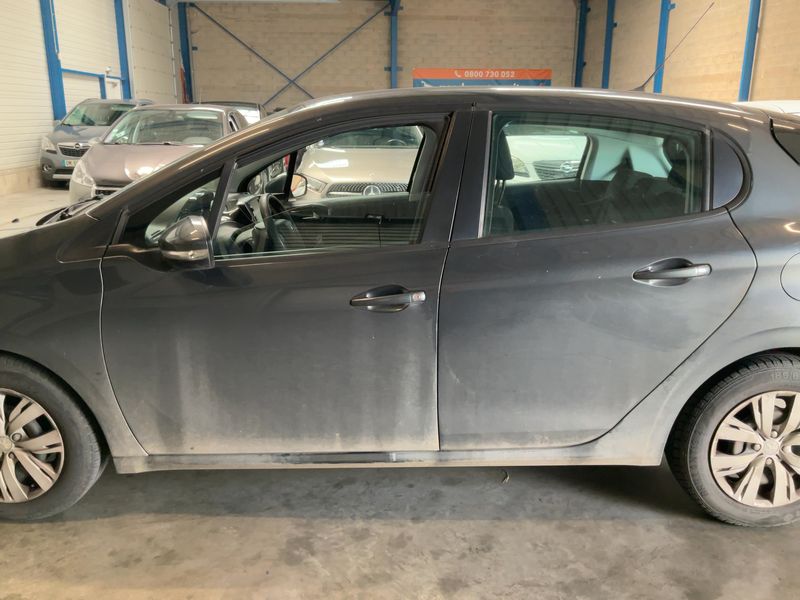 Peugeot 208 1.6 HDi Active Auto Ecole 2015 – снимка 4