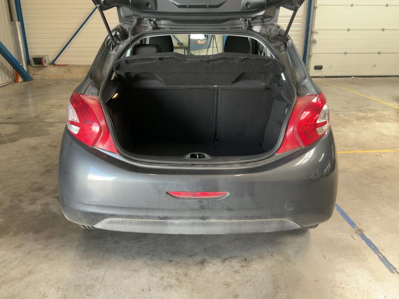 Peugeot 208 1.6 HDi Active Auto Ecole 2015 – снимка 15