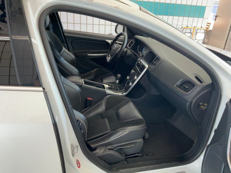 Volvo V60 2.0 D3 R-Design 2014 – снимка 16