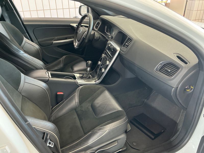 Volvo V60 2.0 D3 R-Design 2014 – снимка 35