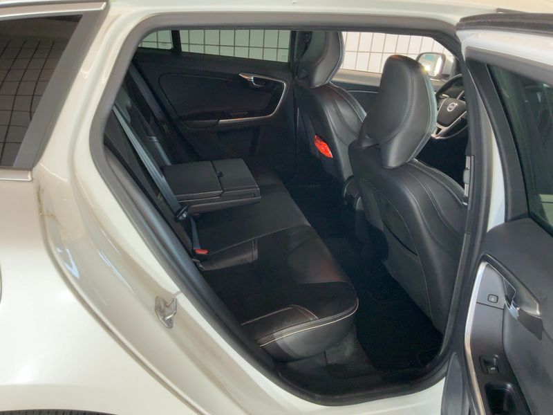 Volvo V60 2.0 D3 R-Design 2014 – снимка 19