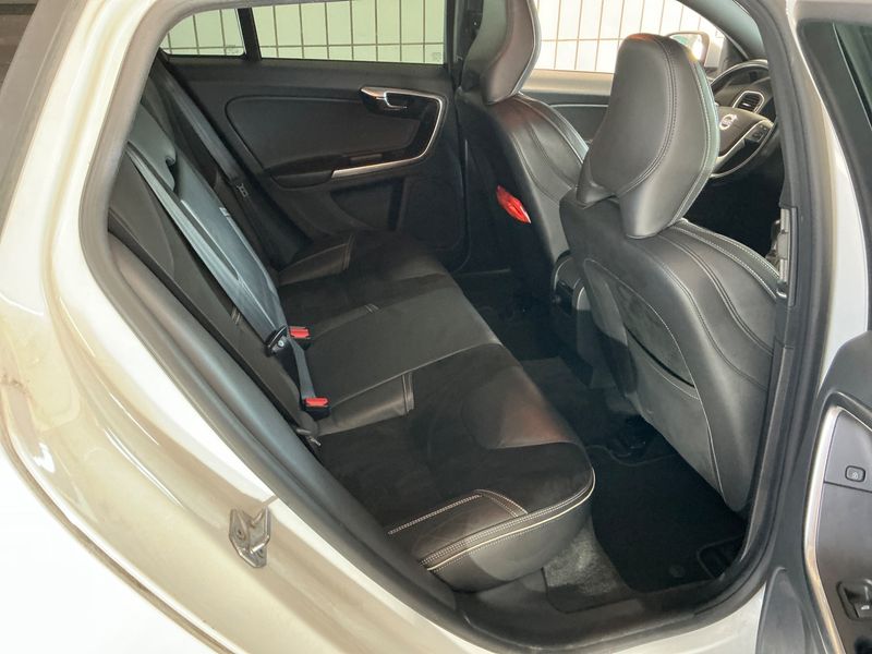 Volvo V60 2.0 D3 R-Design 2014 – снимка 34