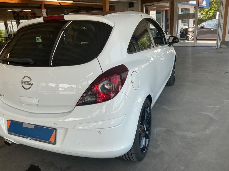 Opel Corsa 1.4 Color Edition 2011 – снимка 2