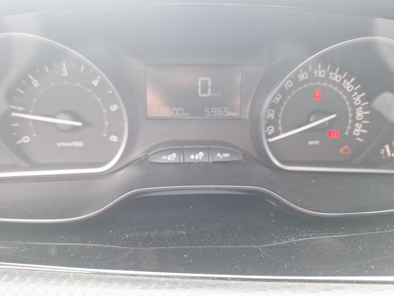 Peugeot 2008 1.5 Blue-HDi Style 2018 – снимка 12