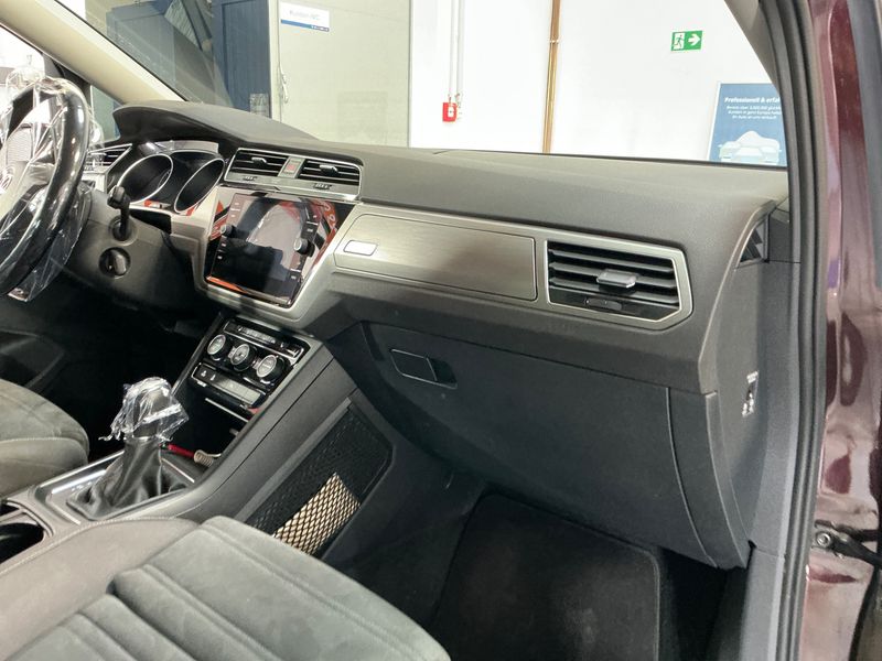 Volkswagen Touran 2.0 TDI Comfortline BlueMotion Tech 2017 – снимка 23