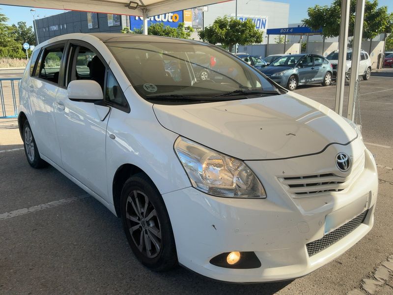 Toyota Verso 2.0 D-4D Advance 2011 – снимка 12