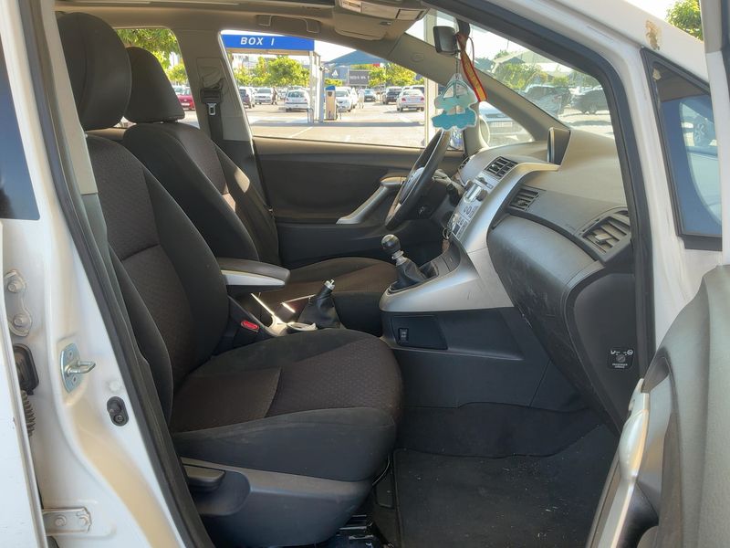Toyota Verso 2.0 D-4D Advance 2011 – снимка 16